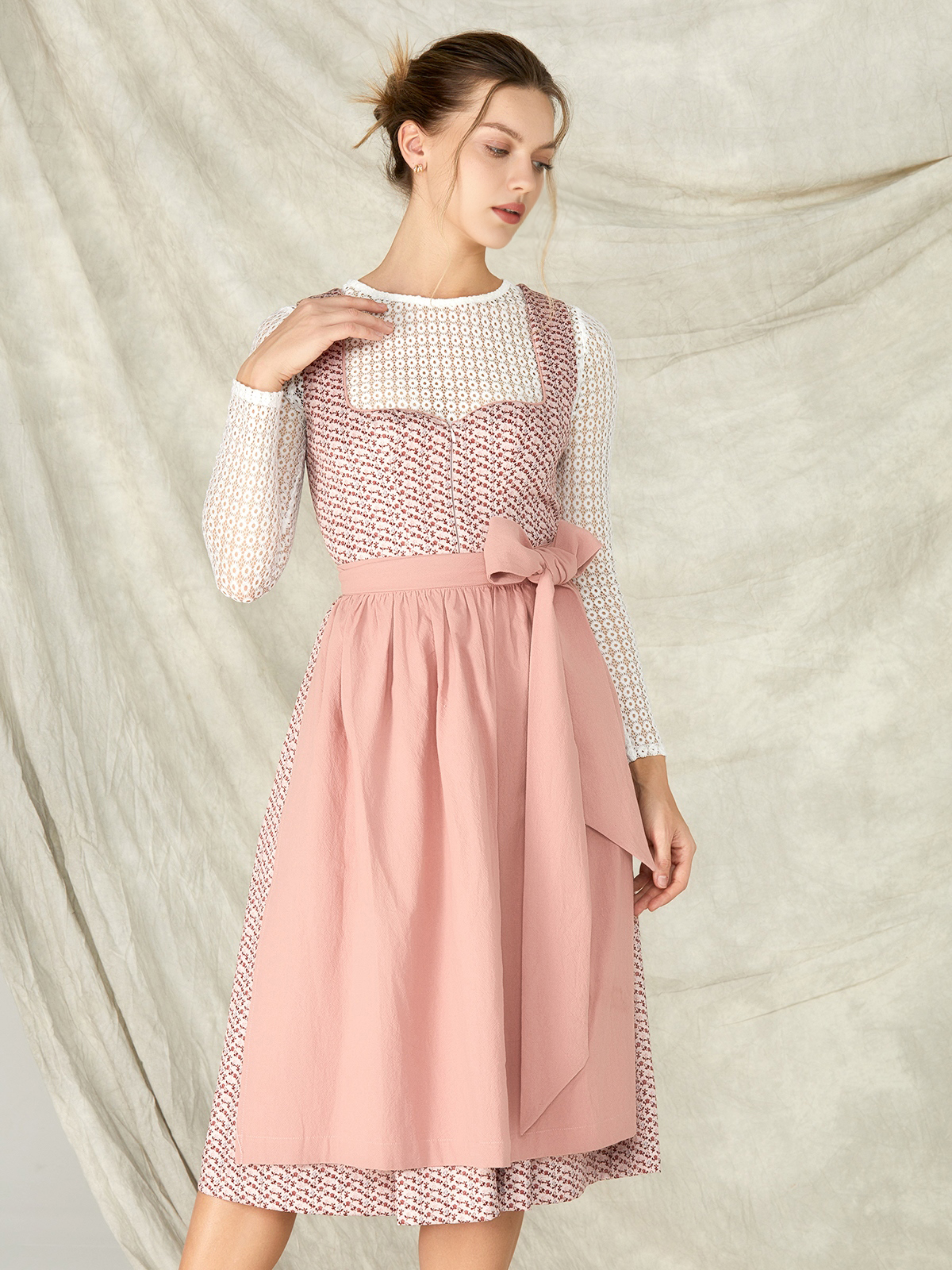 Dunkelgrüne Dirndlbluse mit rosa Schürze