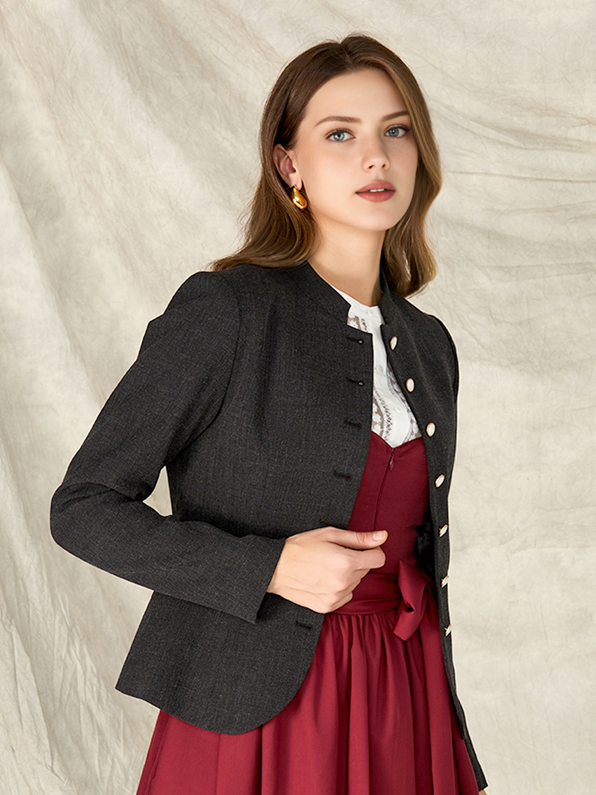 Modernes Dirndl mit schlanker Silhouette