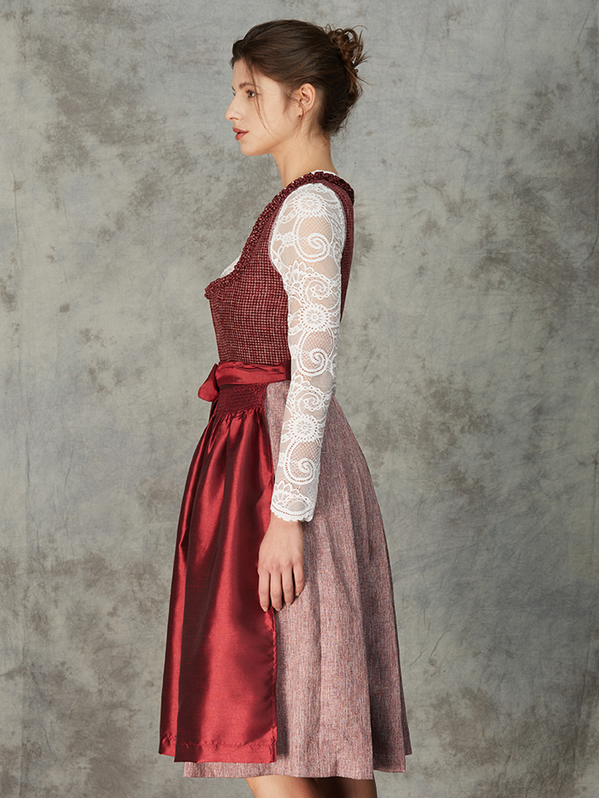 Dirndl in Rot mit schwarzer hochgeschlossener Bluse