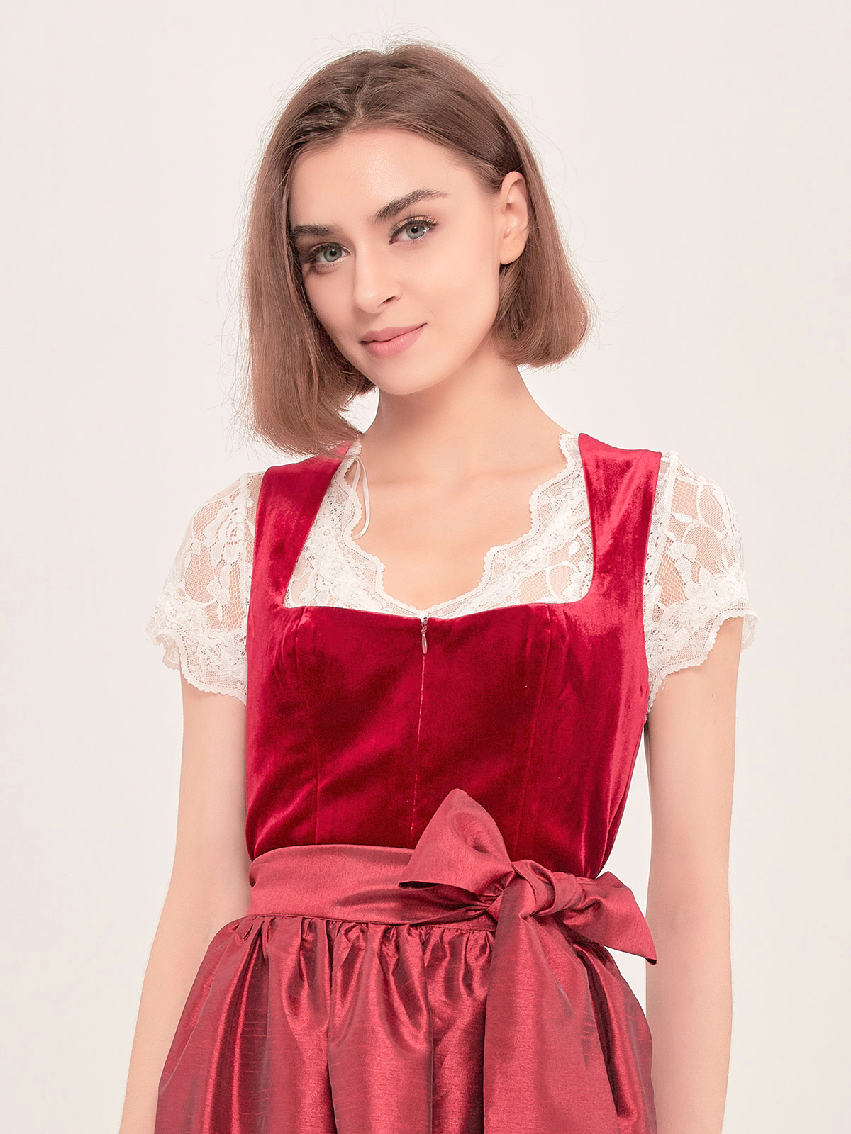 SamtDirndl Rot – Eleganz in Perfektion
