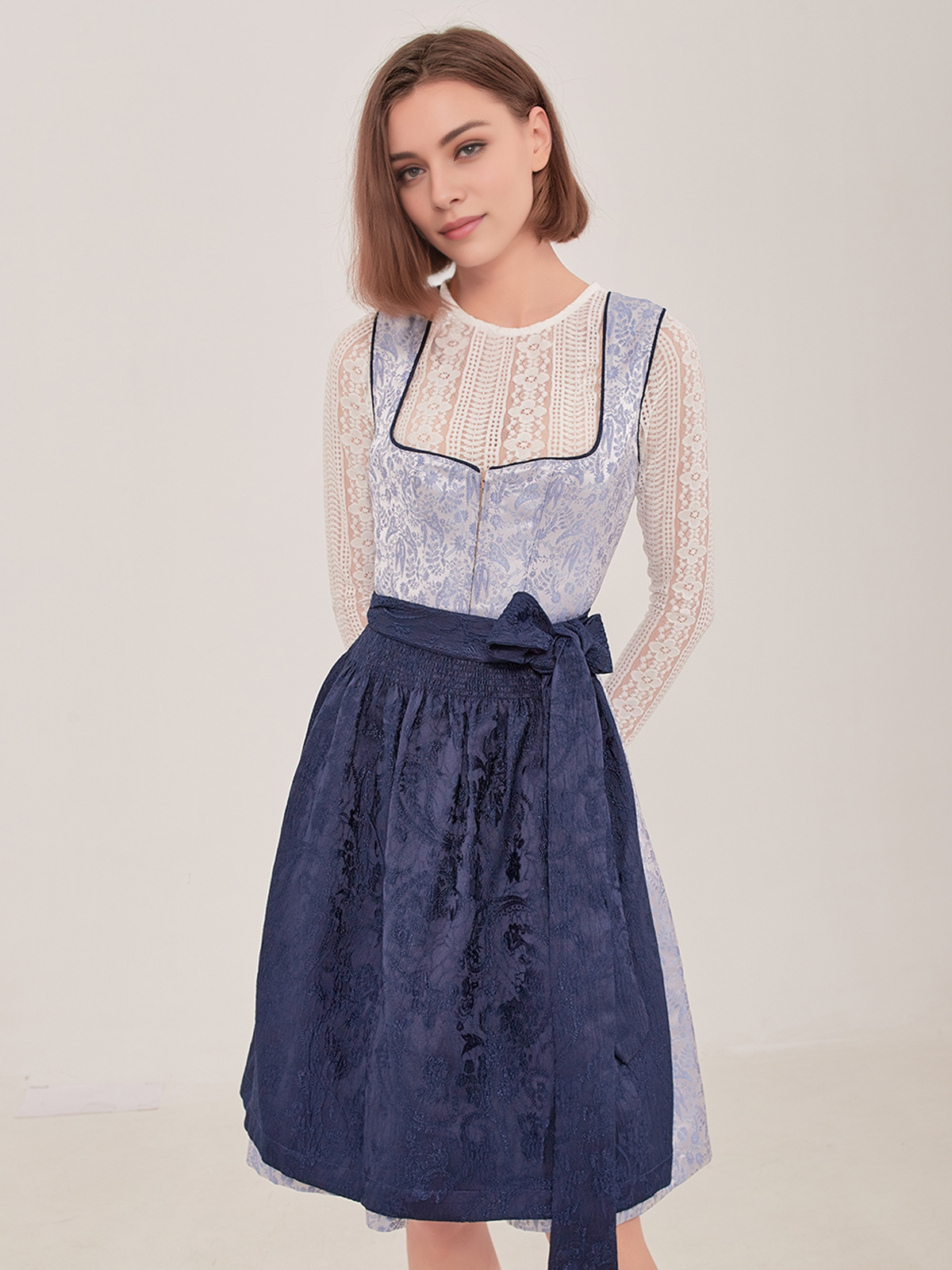 Elegantes blaues Dirndl