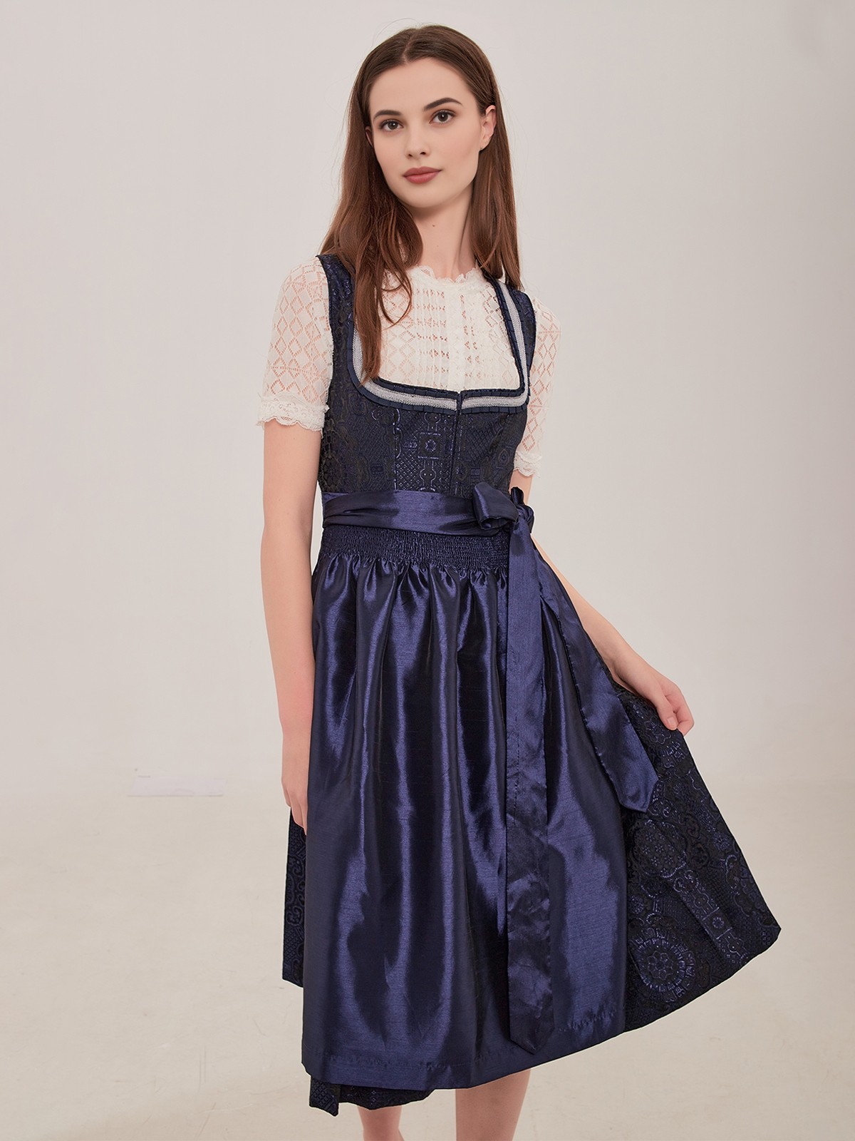 Goldenes Dirndl in Blau
