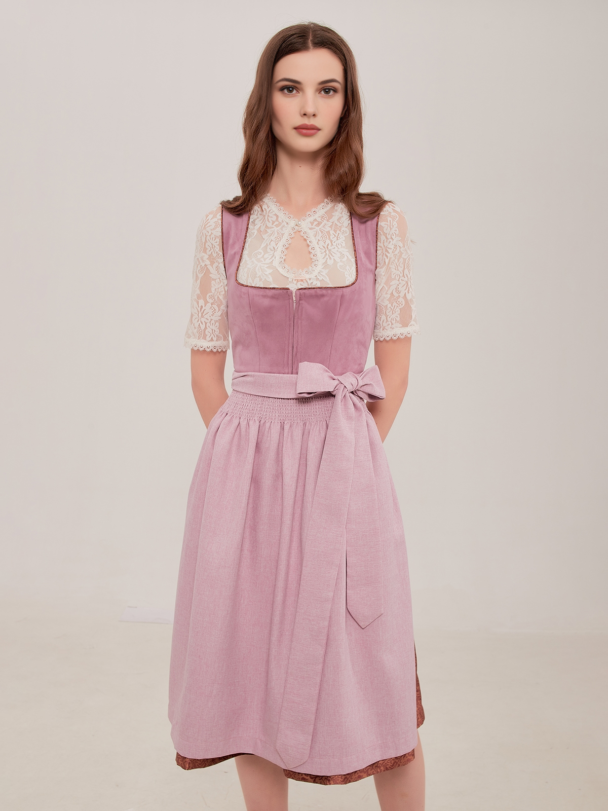 Petite Dirndl in Lila – feminin und stilvoll