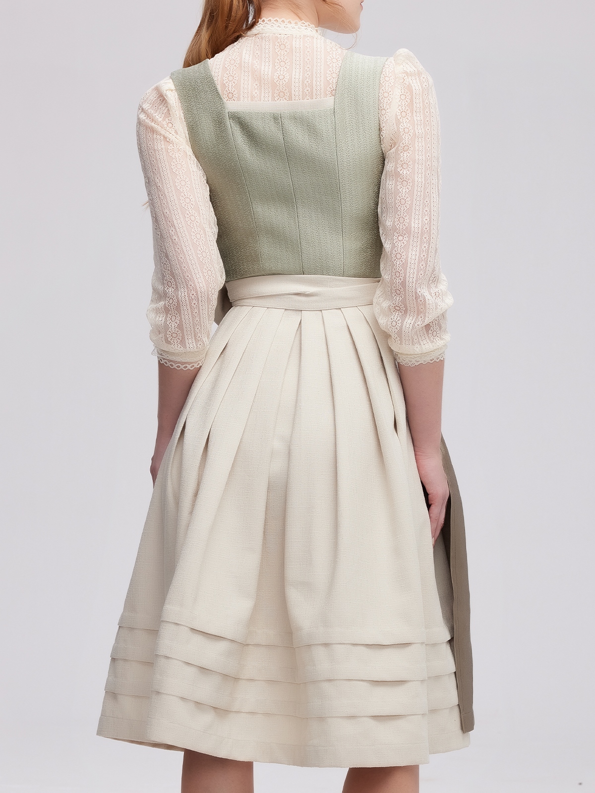 Schwarzes Dirndl mit modernem Schnitt