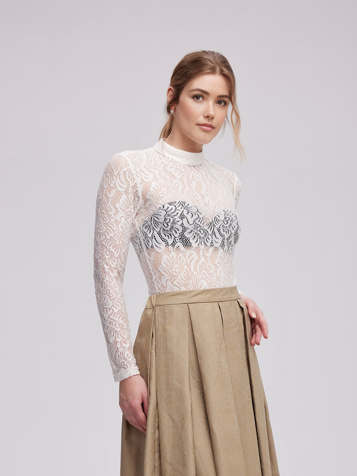 Elegante weiße Dirndlbluse mit Spitzenbesatz