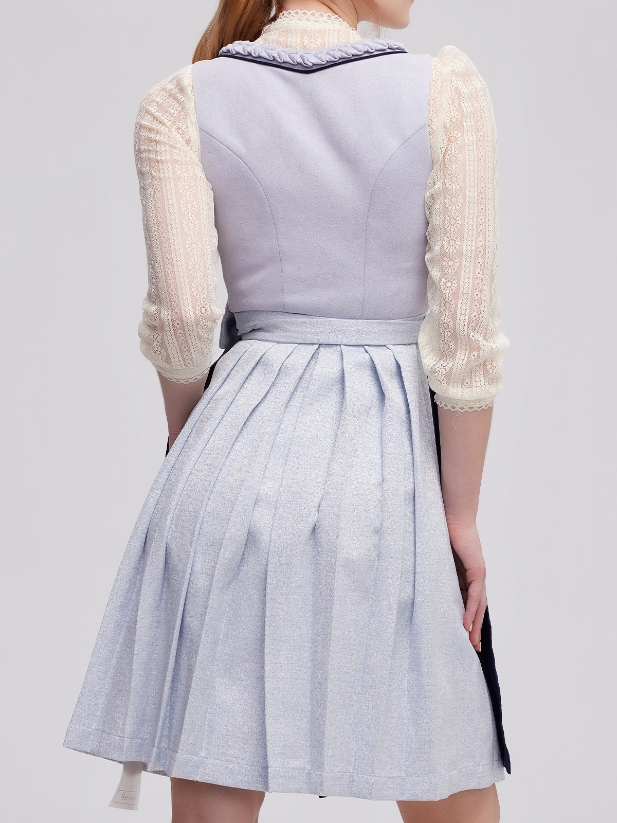 Modernes blaues Dirndl mit schlanker Silhouette
