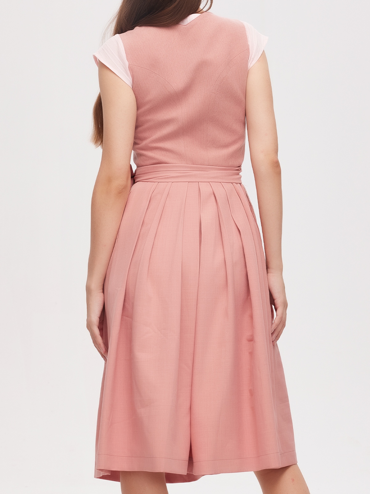 Modernes Dirndl in Rosa mit innovativem Schnitt