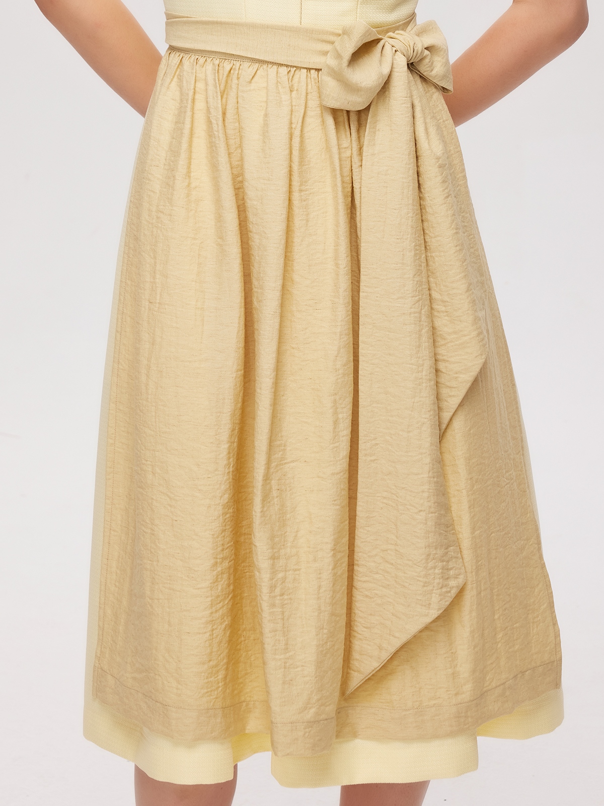 Ein gelbes Ja Mei Dirndl mit feinen Stickereien