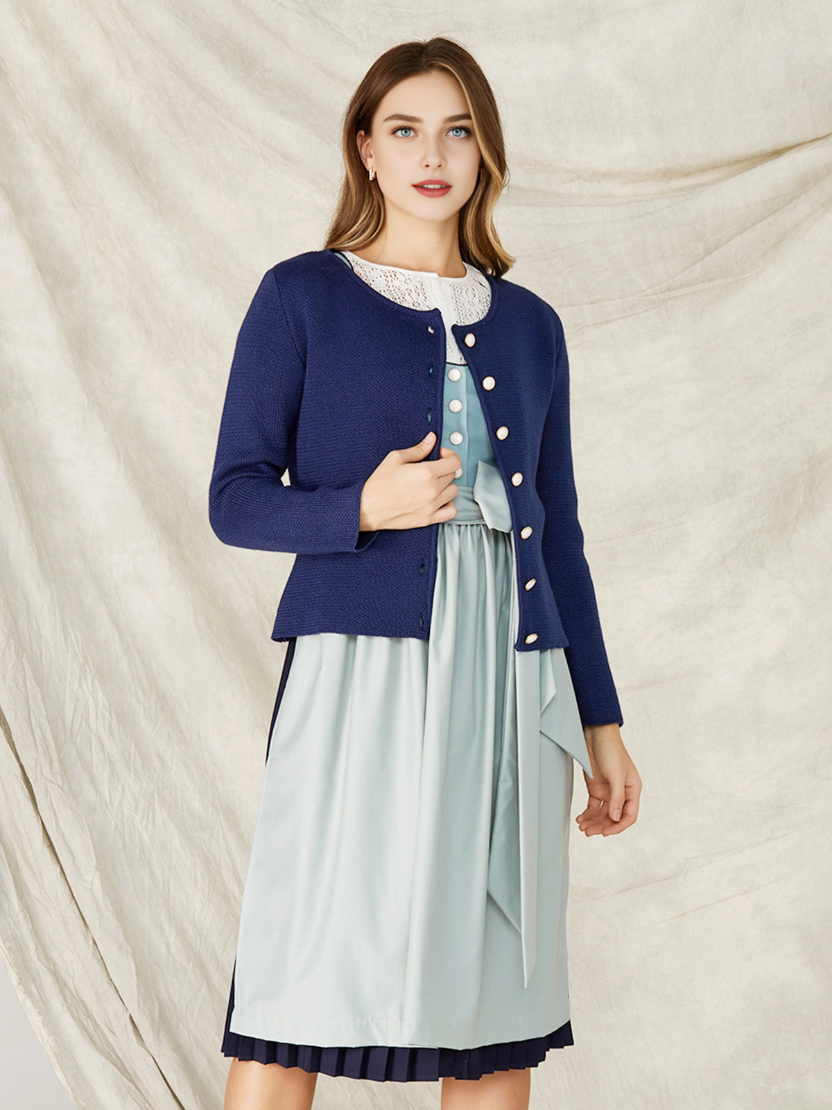 Dirndl in Marineblau mit modernem Schnitt
