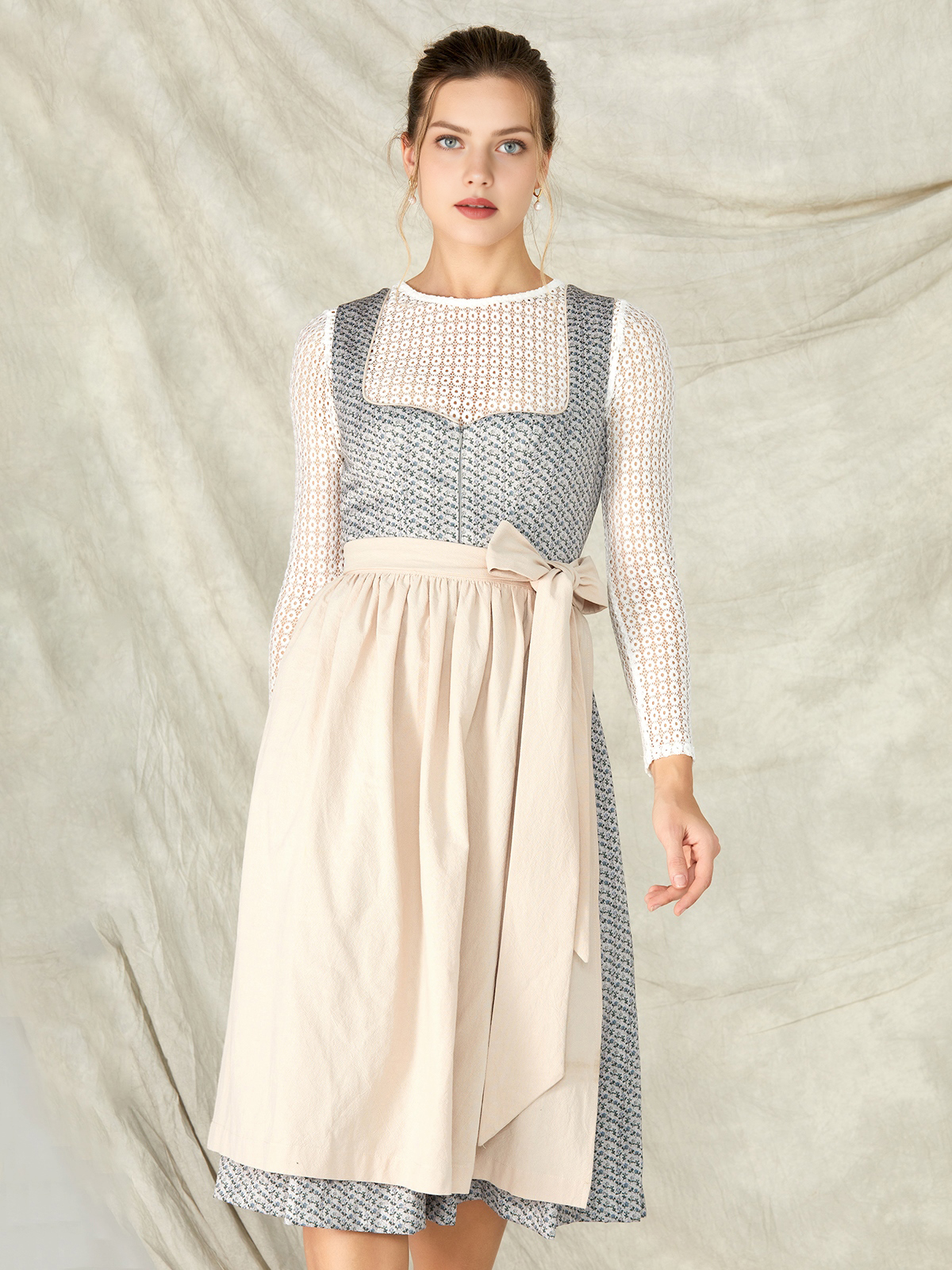 Modernes Dirndl in Blau mit floralen Akzenten
