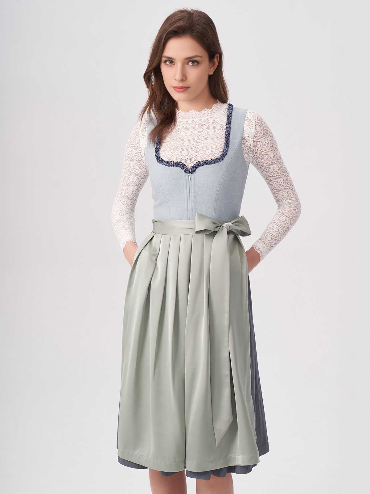 Elegantes blaues Dirndl mit modernem Schnitt