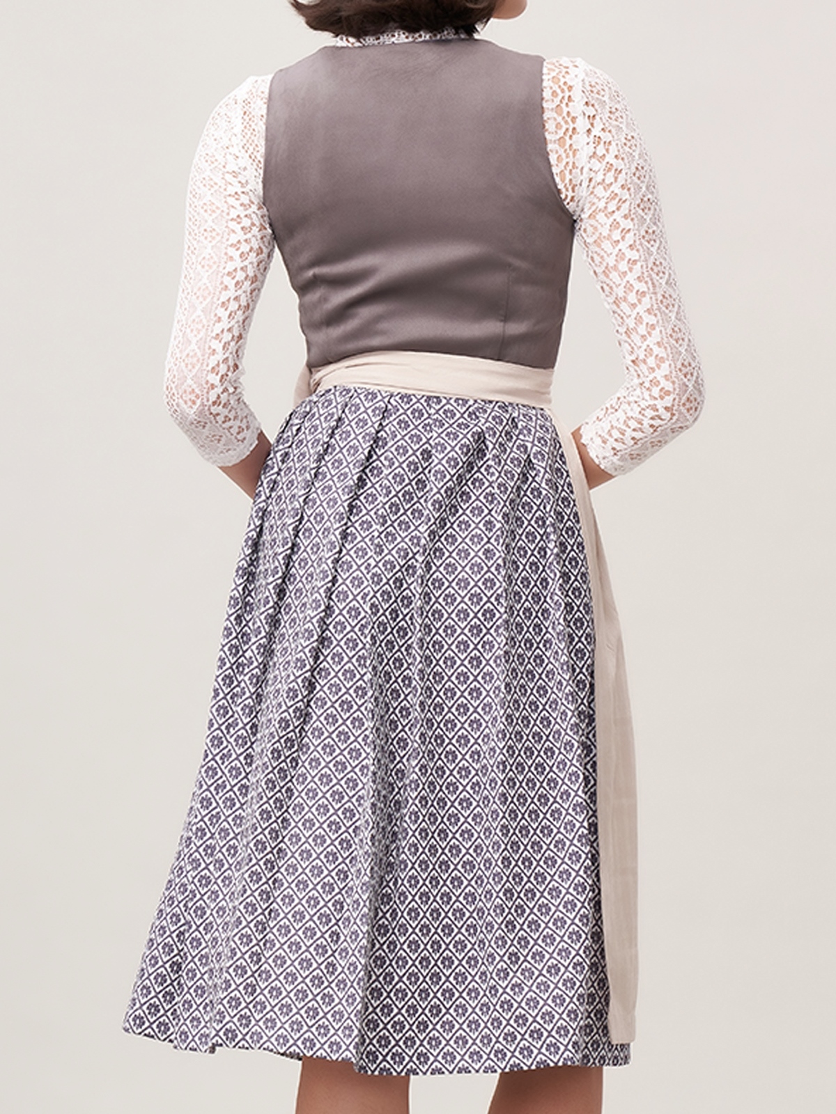 Modernes Dirndl in Grau mit schlanker Silhouette
