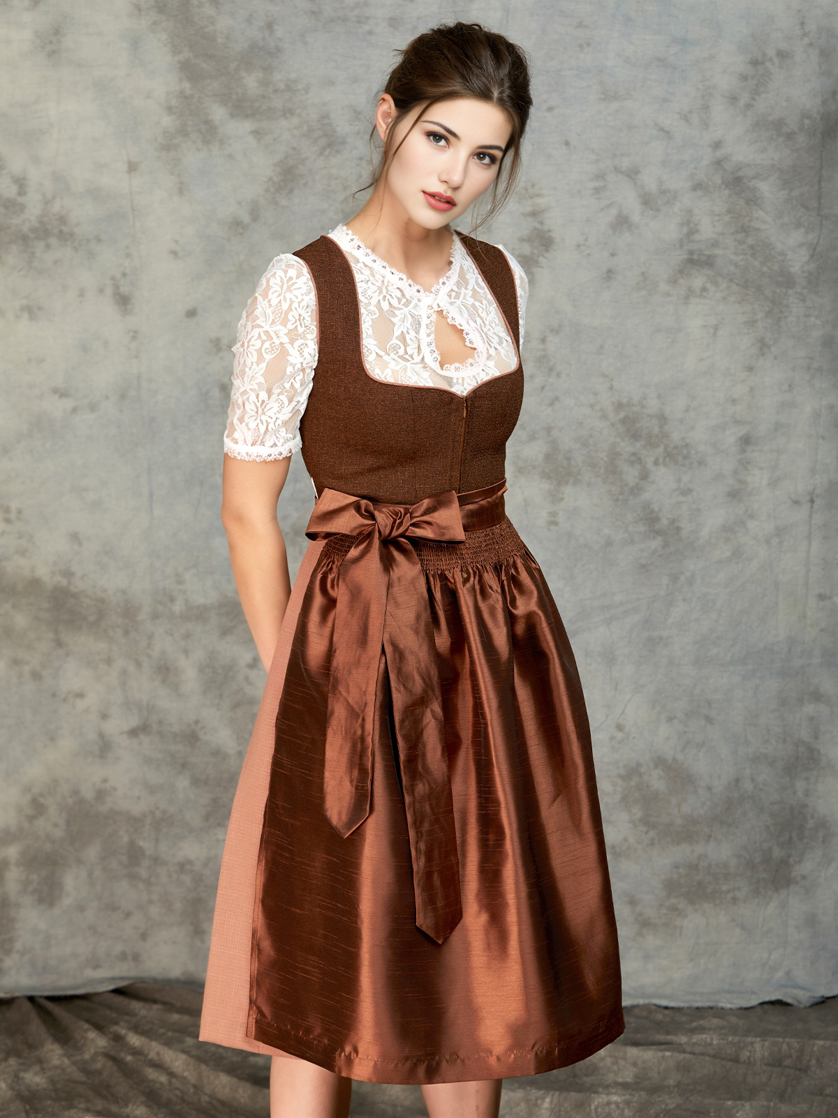 Dirndlbluse kurzarm in Braun
