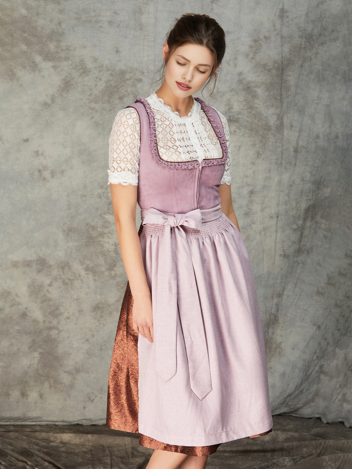 Dirndl in lila mit modernem Styling