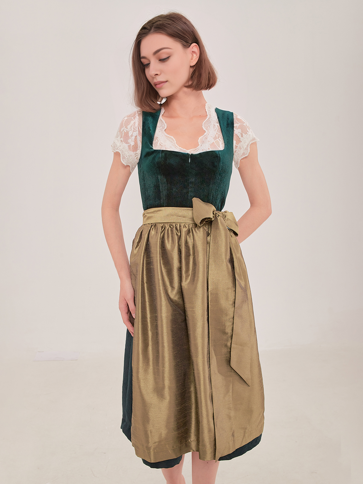 Dirndl mit großem Ausschnitt in Grün