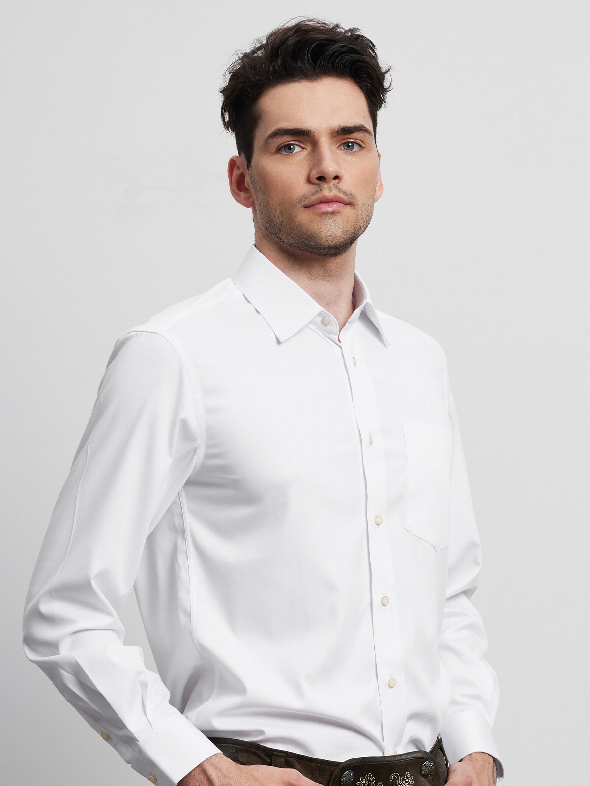 Modernes weißes Hemd mit Dirndl-Kombination