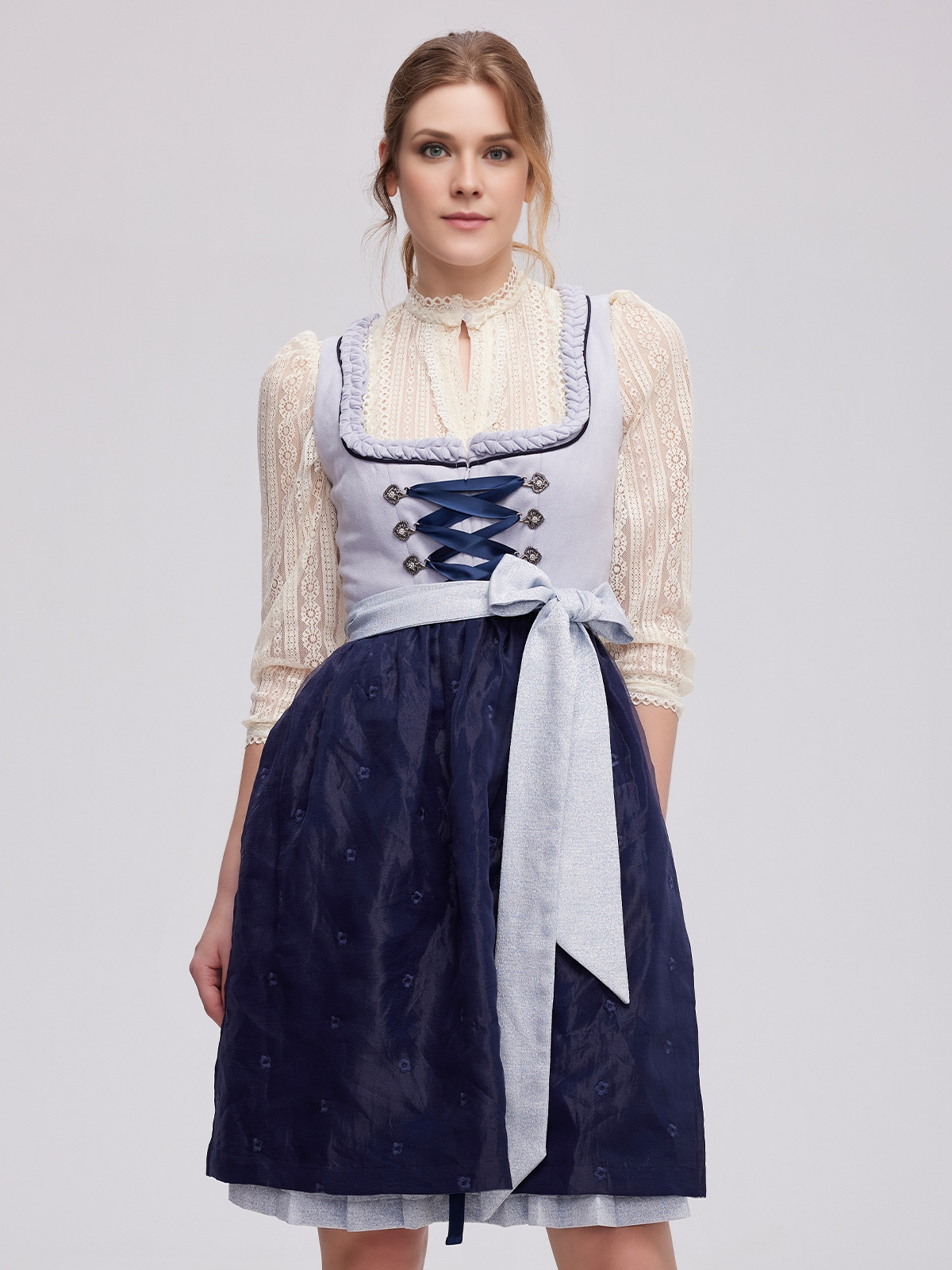 Dirndl in Blau – Eleganz und Tradition vereint