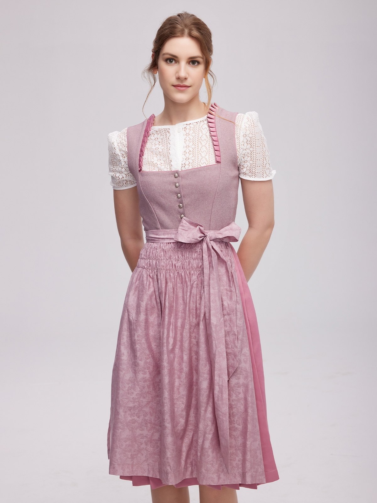 Dirndl in lila mit traditionellem Schnitt