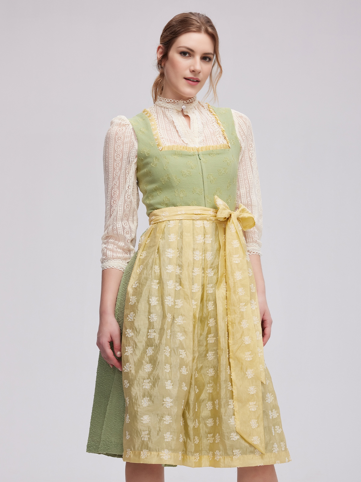 Dirndl in Marineblau mit traditioneller Schürze