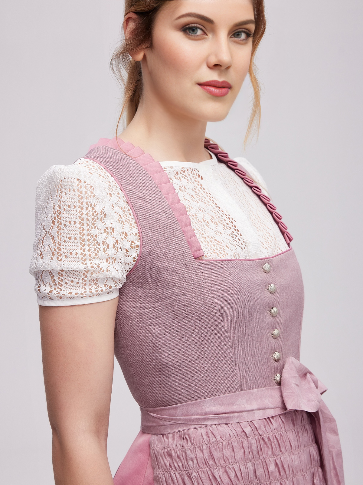 Schwarzes Dirndl mit modernem Reißverschluss