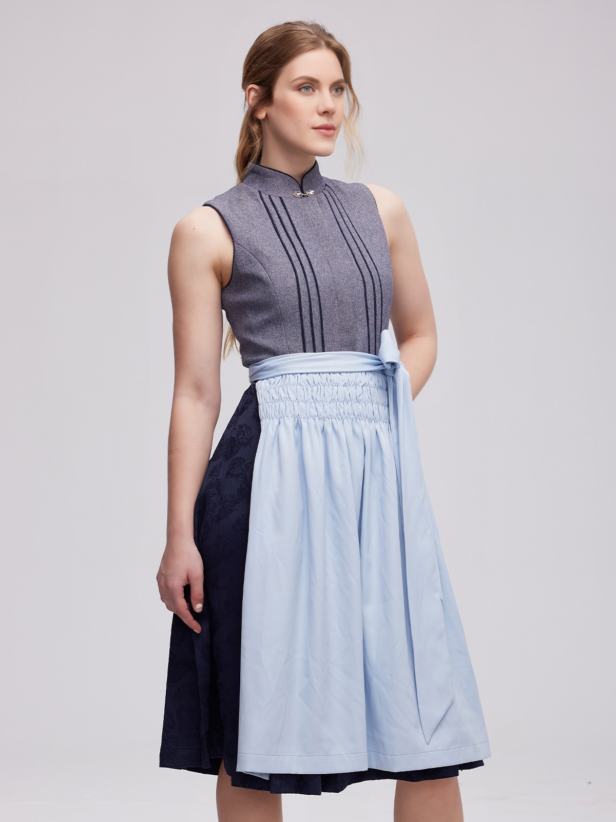 Ehreer Dirndl in Grau – Eleganz und Tradition vereint