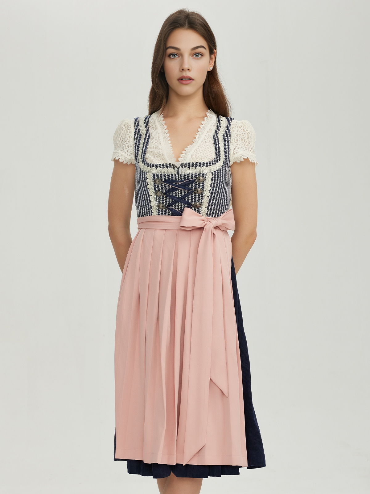 Hellblaues Dirndl mit floralen Details