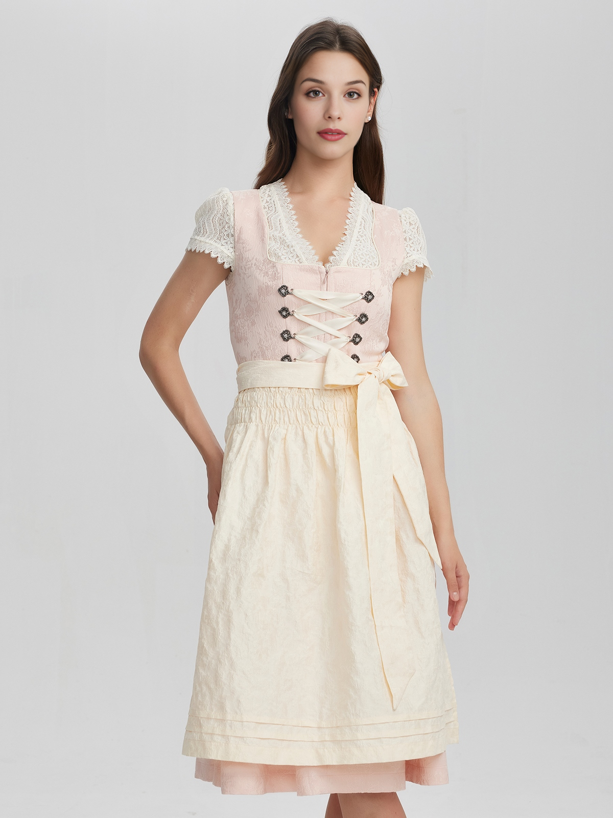 Helles Dirndl in Rosa – feminin und stilvoll