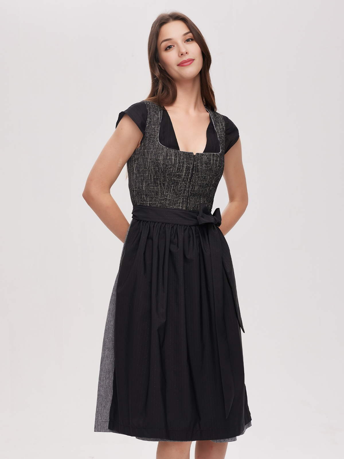 Moderne blaues Dirndl mit figurbetonter Silhouette