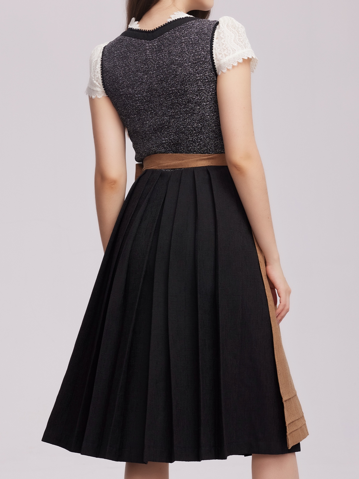 Stylisches schwarzes Dirndl mit modernem Schnitt