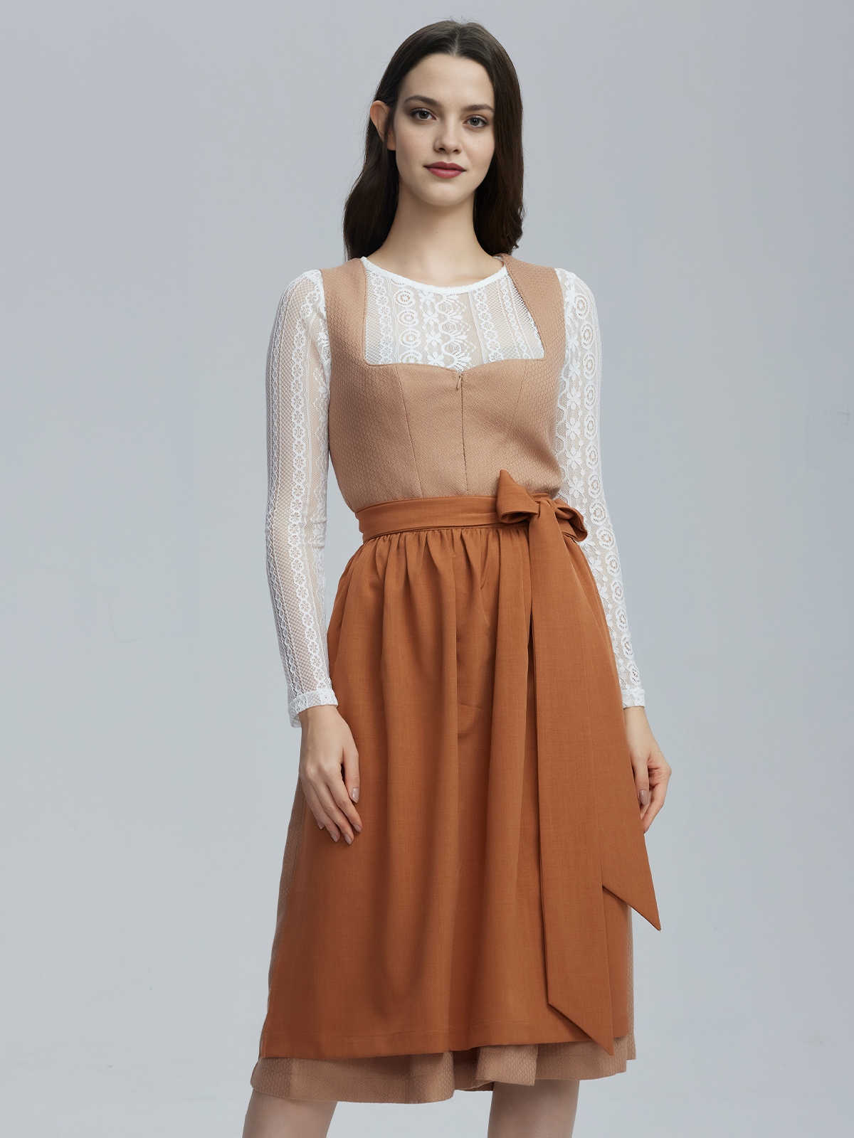 Moderne Dirndlbluse in Braun