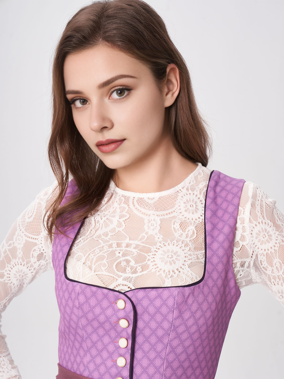 Modernes Dirndl in Lila mit schmeichelndem Schnitt