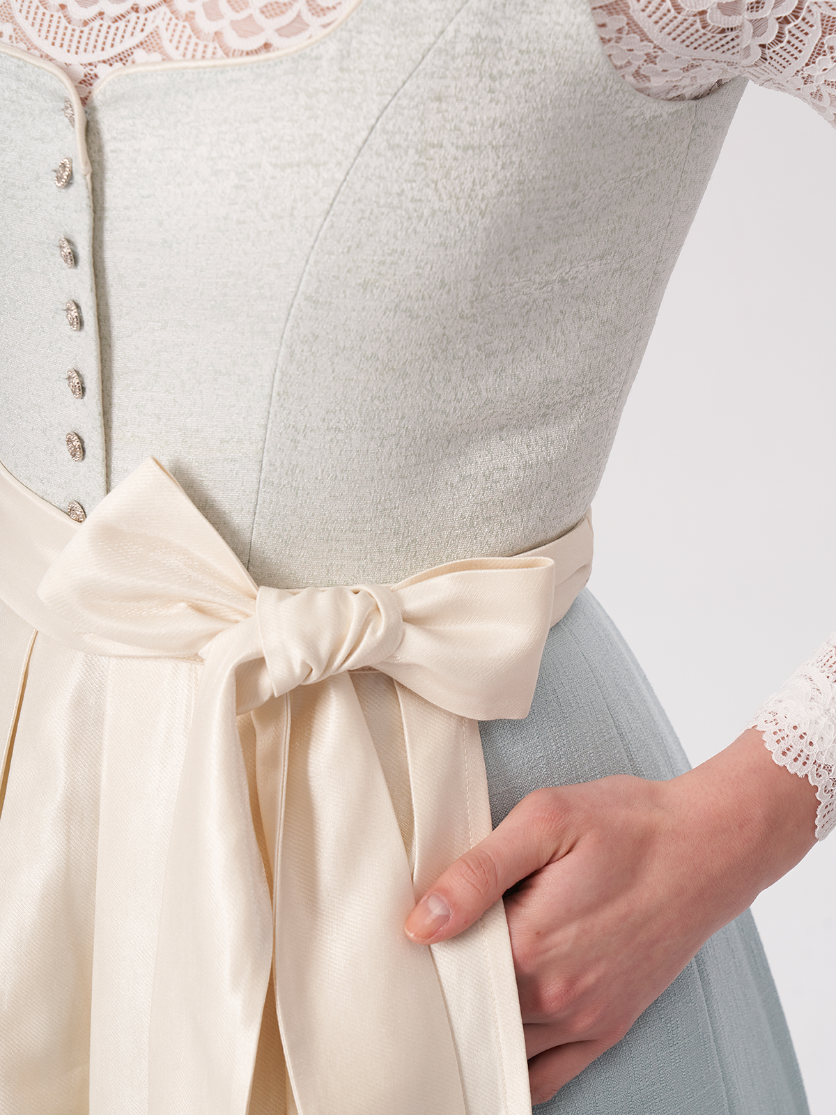 Modernes Dirndl mit blauem Mieder und großem Ausschnitt