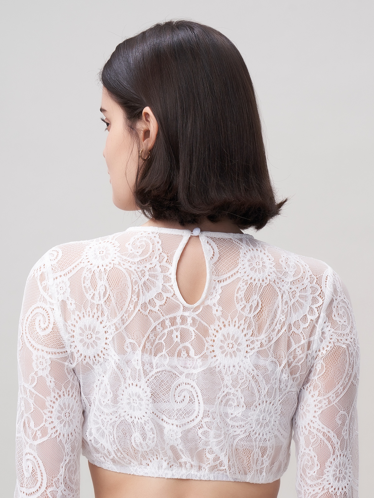 Ein elegantes Flieder Dirndl mit Spitzenbluse