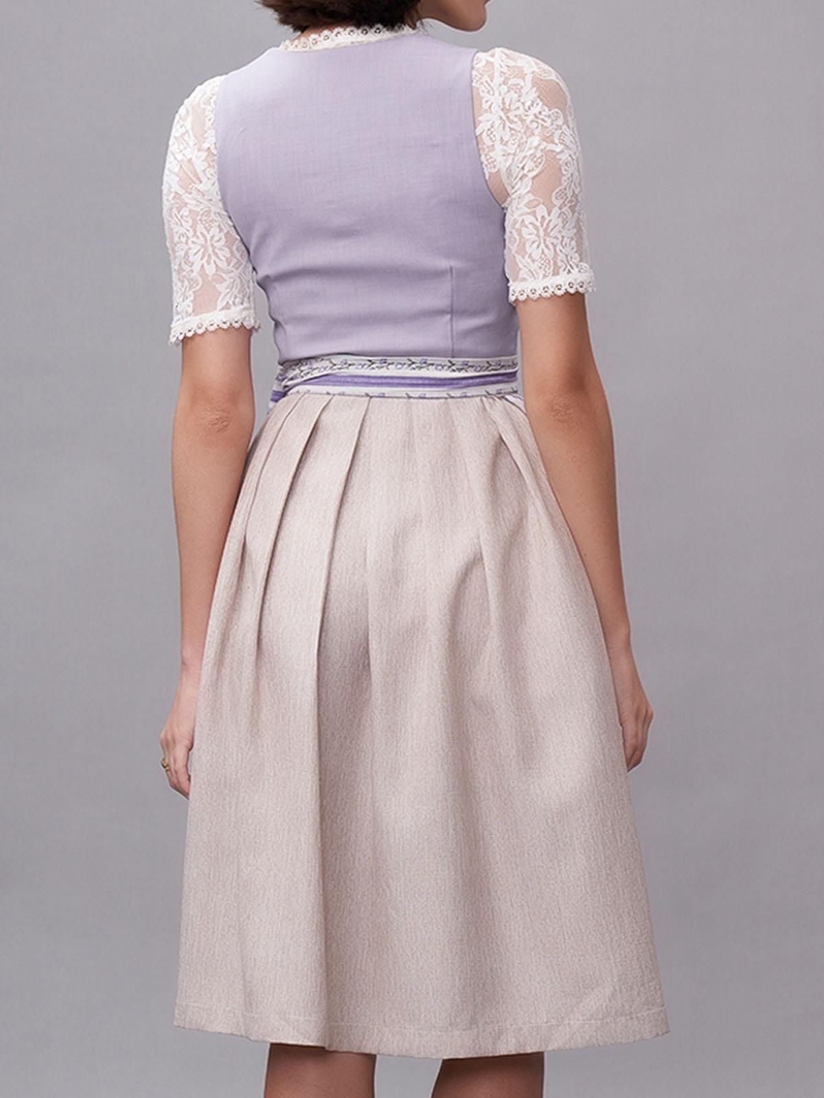 Modernes Dirndl in Lila