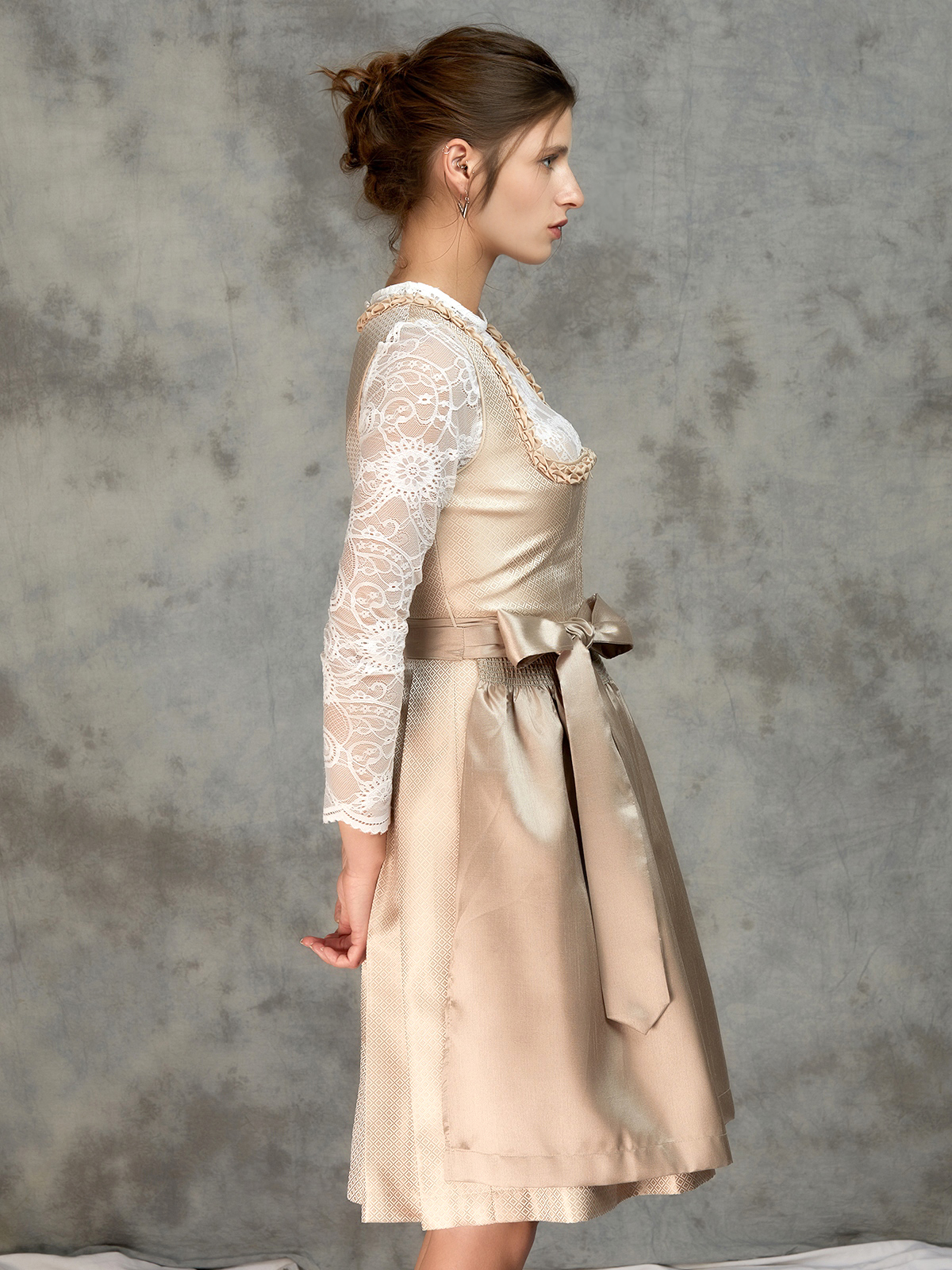 Modernes Beige-Dirndl von Ehreer