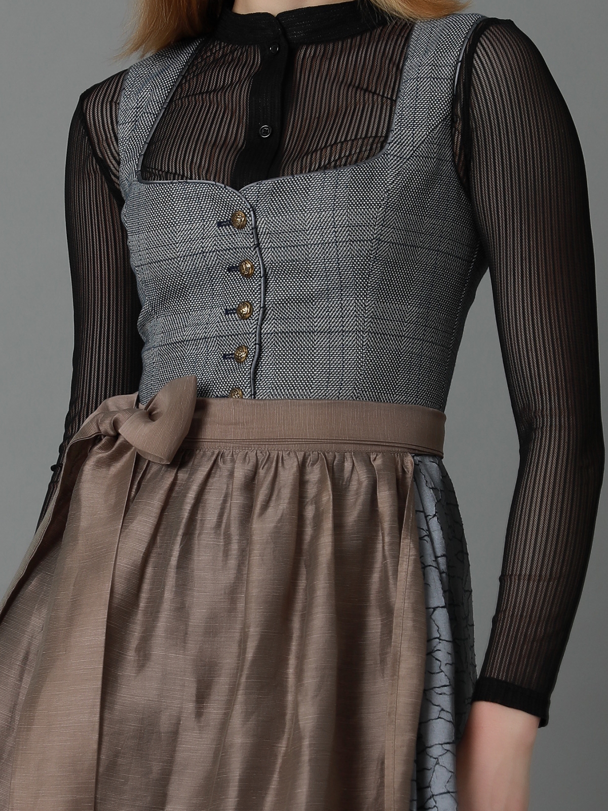 Moderne Dirndl-Kleider in Grau – perfekt für den urbanen Look