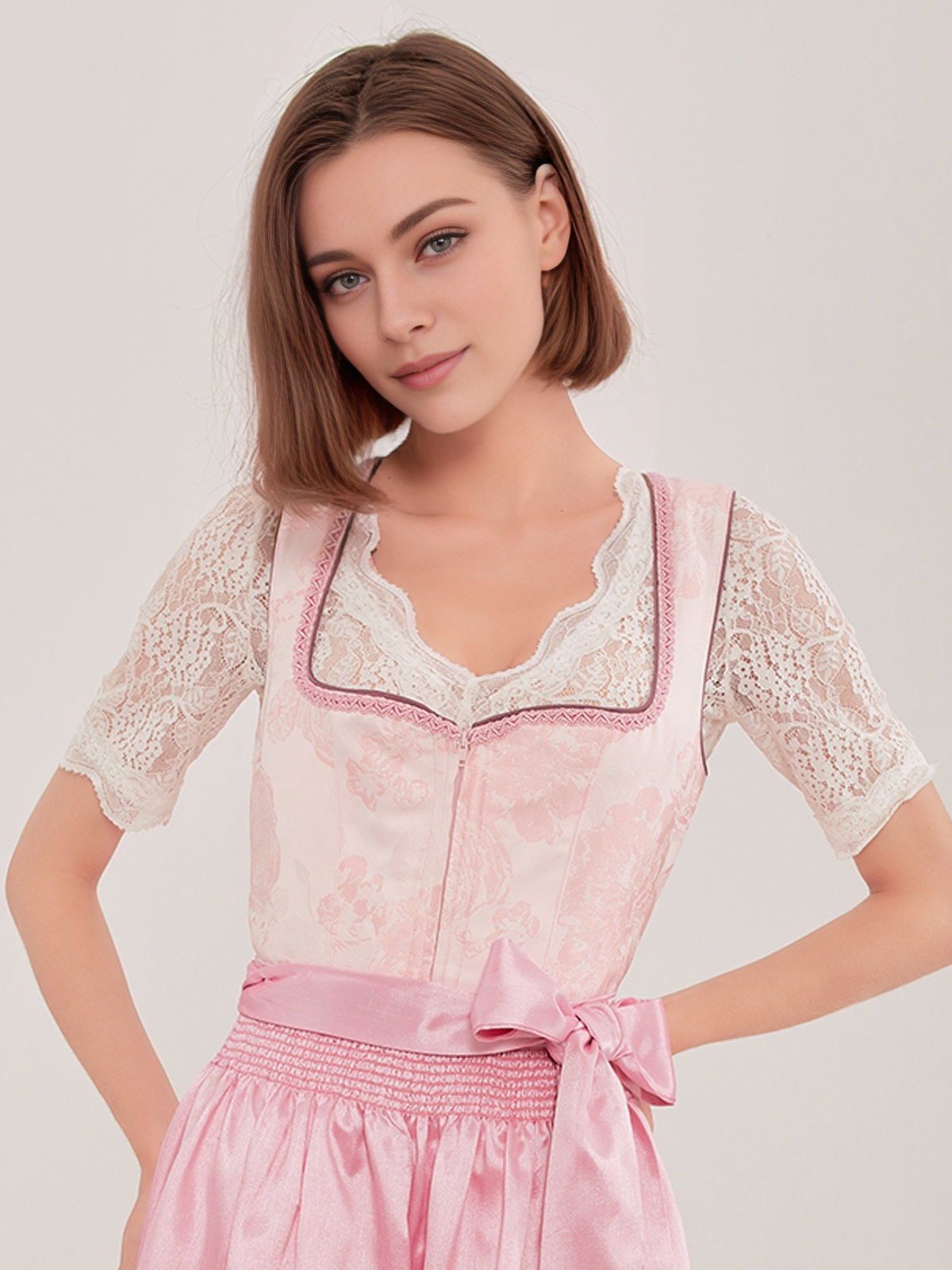 Dirndl in Blau mit floralem Muster