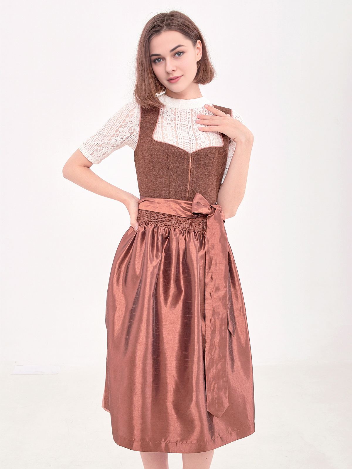Modernes Dirndl in hellblau und rosa