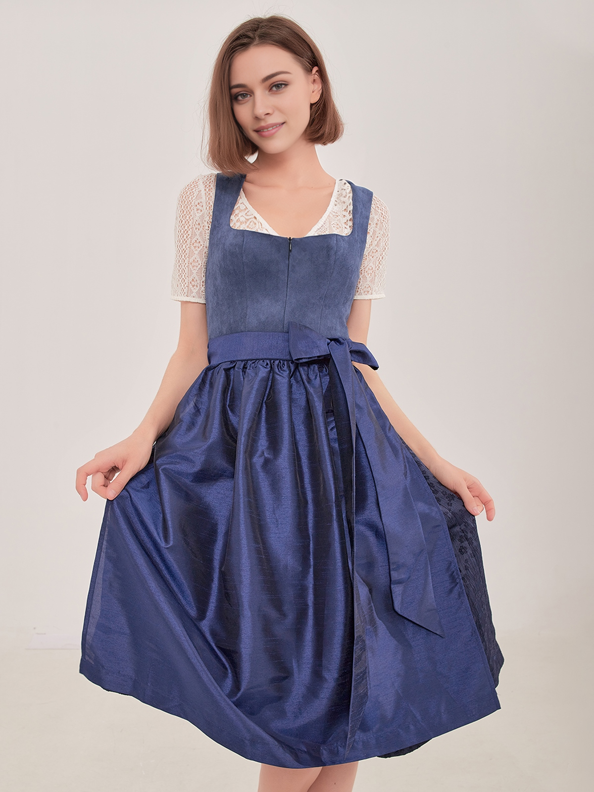Modernes Dirndl in Blau – perfekt für den urbanen Look