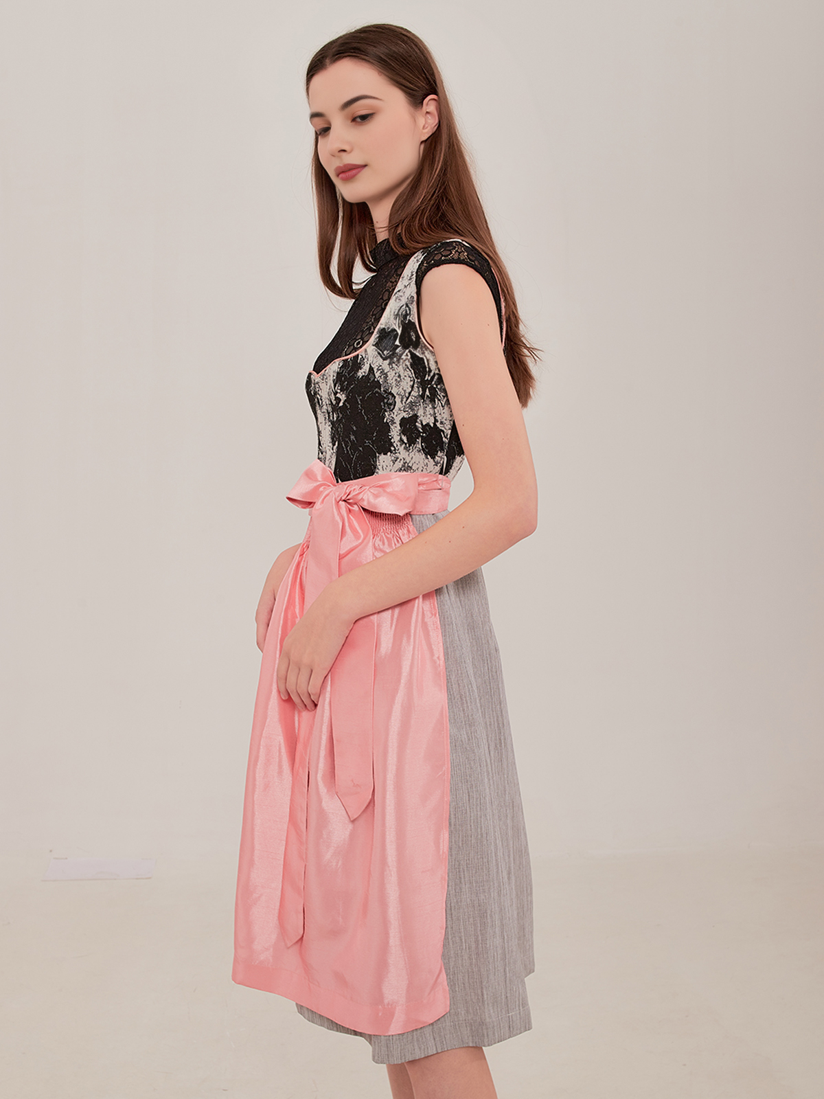 Blau Braunes Dirndl mit eleganter Schürze