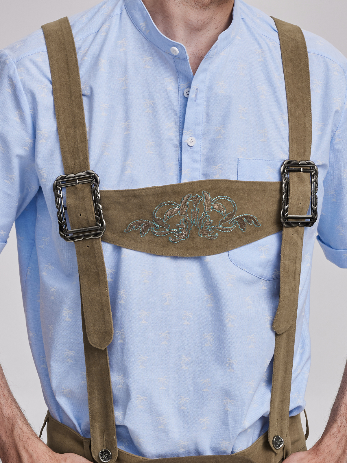 Traditionelle Dirndlbluse mit modernen Akzenten