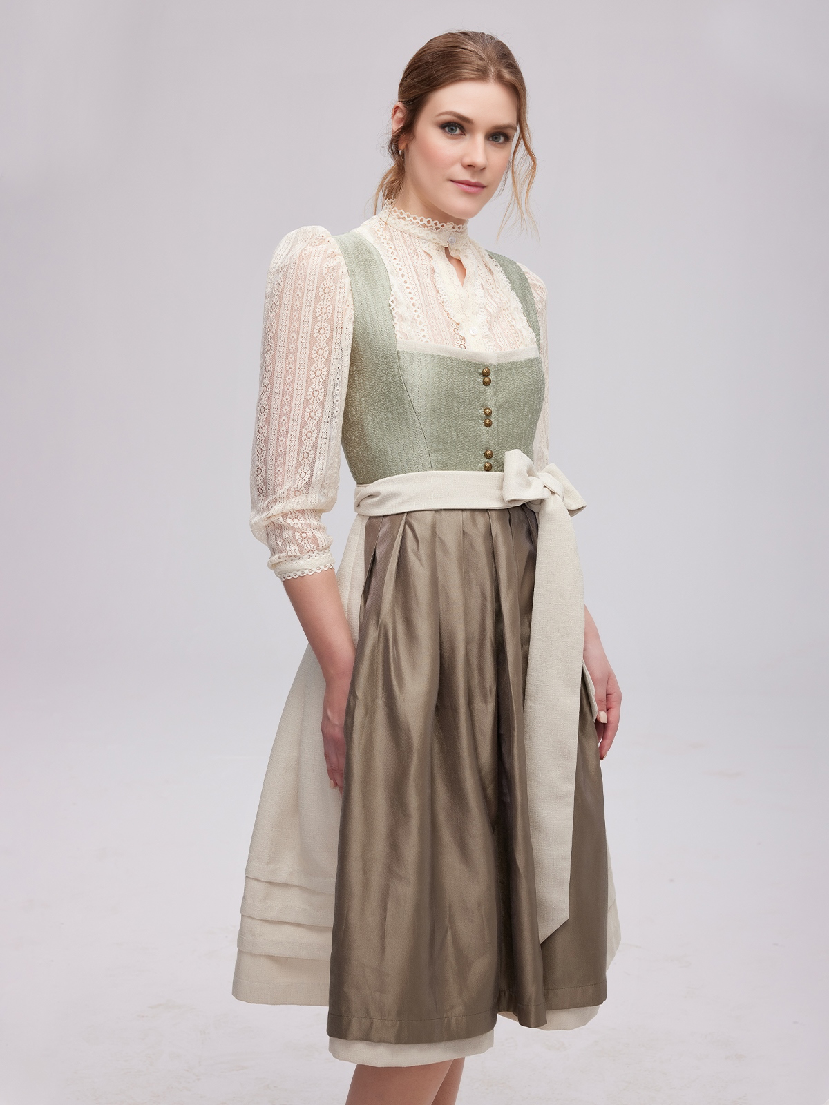 Ein elegantes Dirndl Grün Midi mit floralen Details