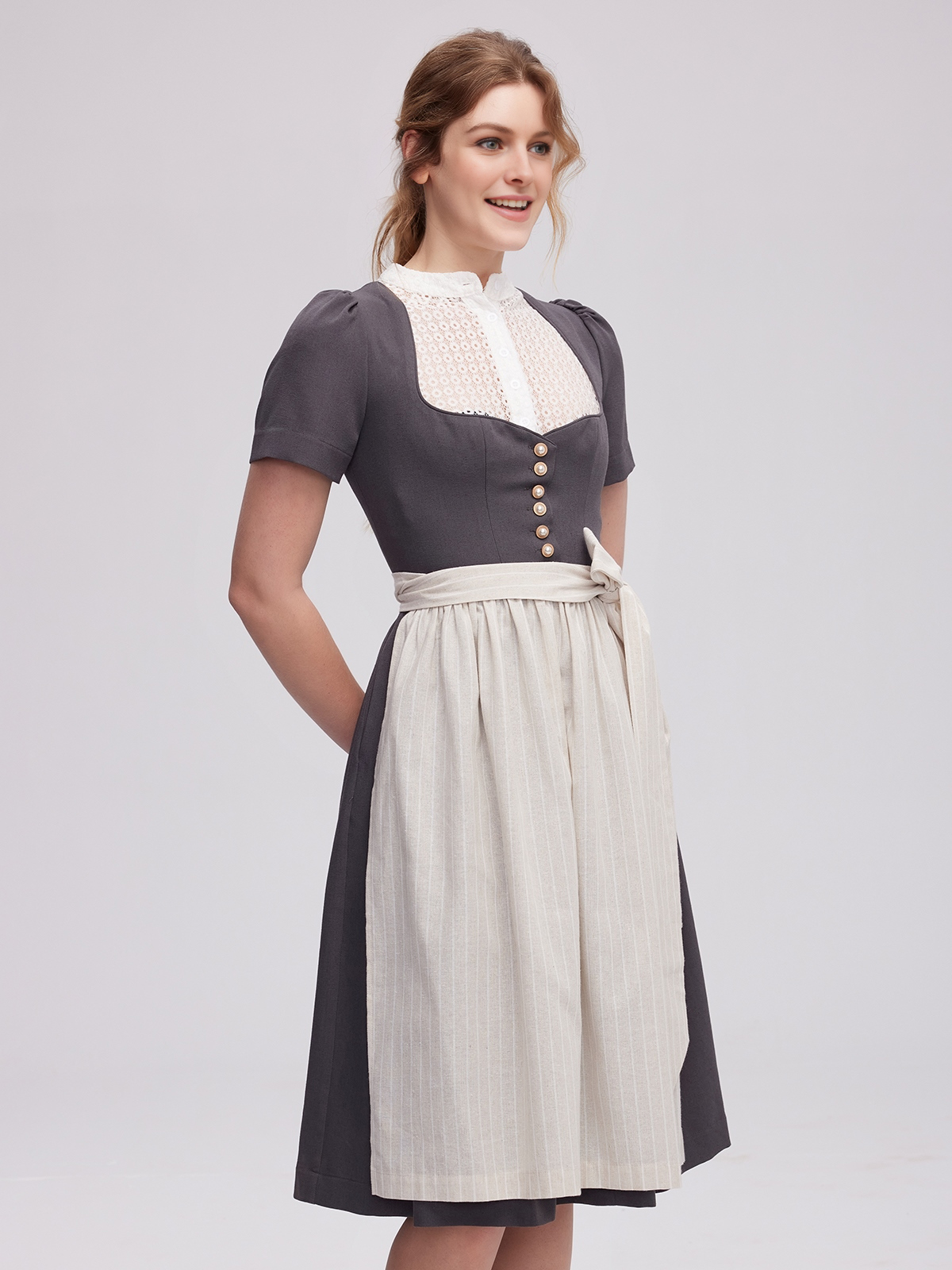 Dirndl in Grau mit modernem Schnitt