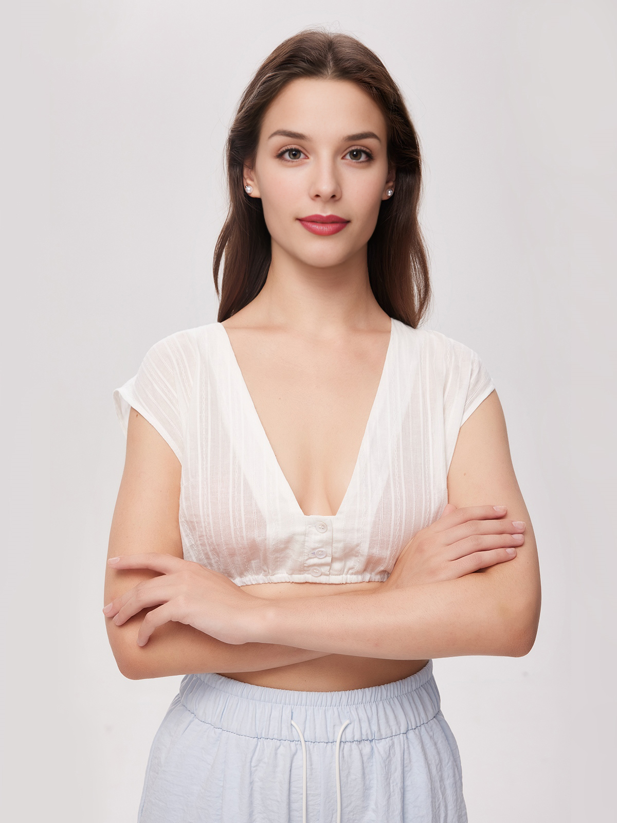 Modernes weißes Dirndl mit figurbetonter Silhouette