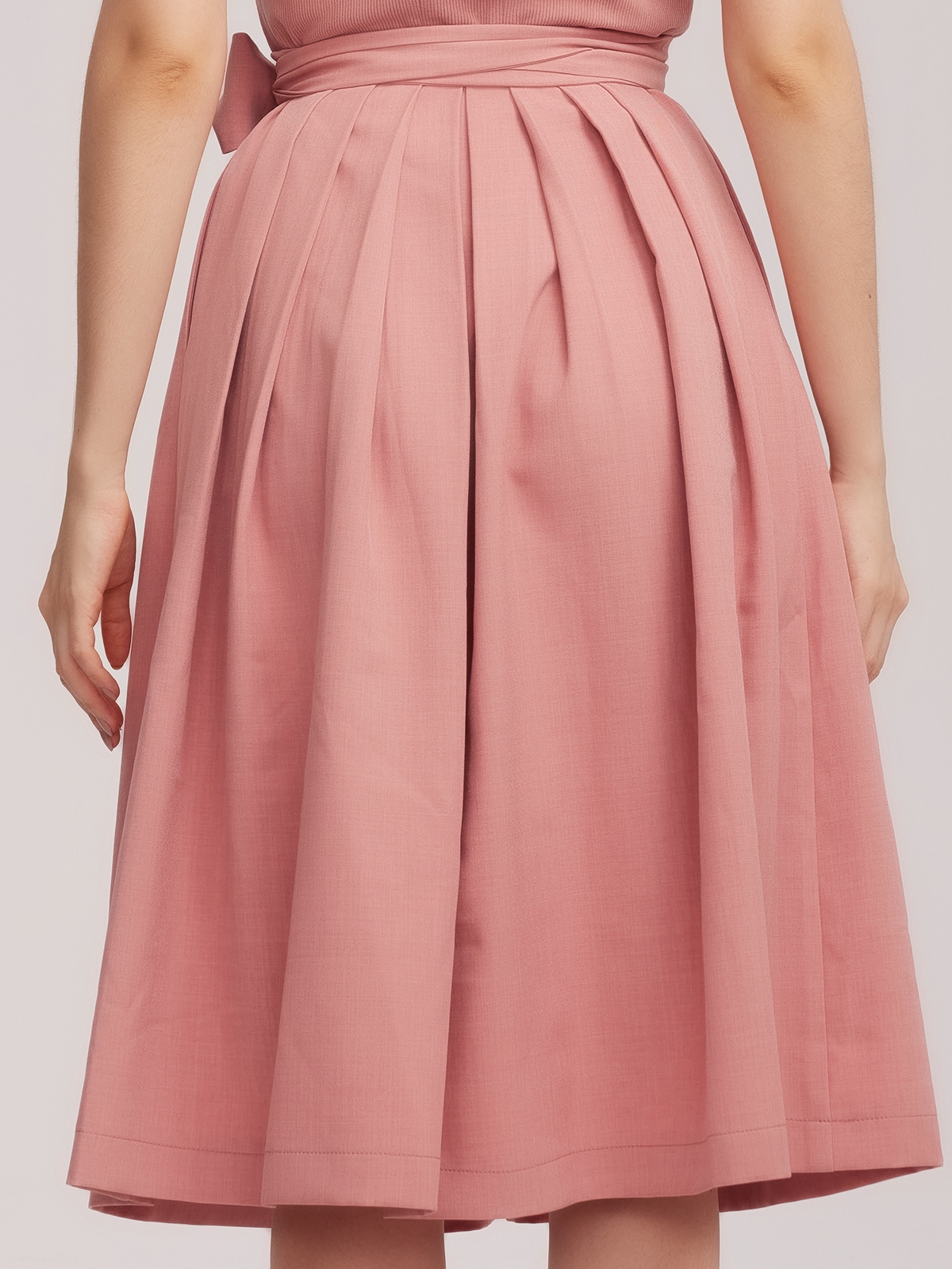Modernes Dirndl in Rosa mit floralen Akzenten
