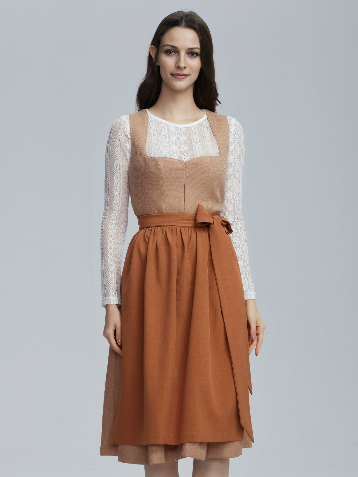 Ein klassisches braunes Dirndl mit weißer Bluse – perfekt für festliche Anlässe