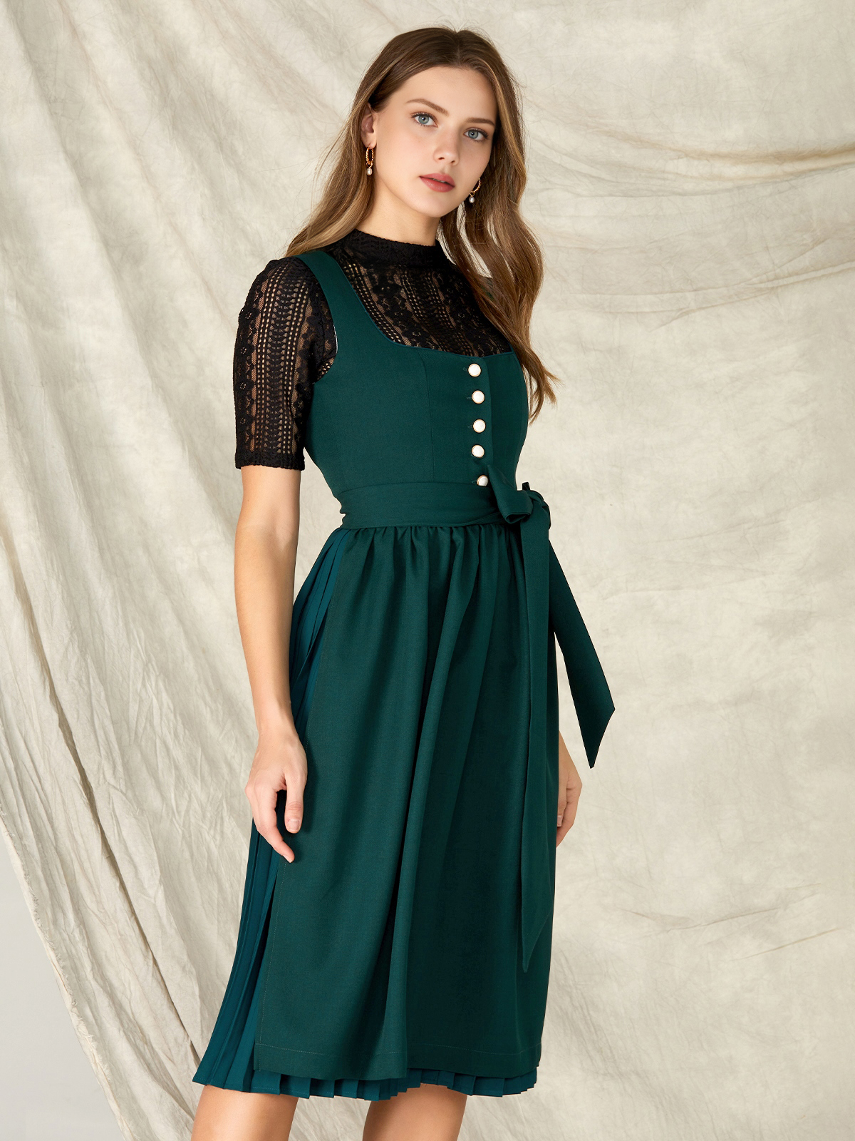 Moderne Dirndlbluse mit V-Ausschnitt und Spitze