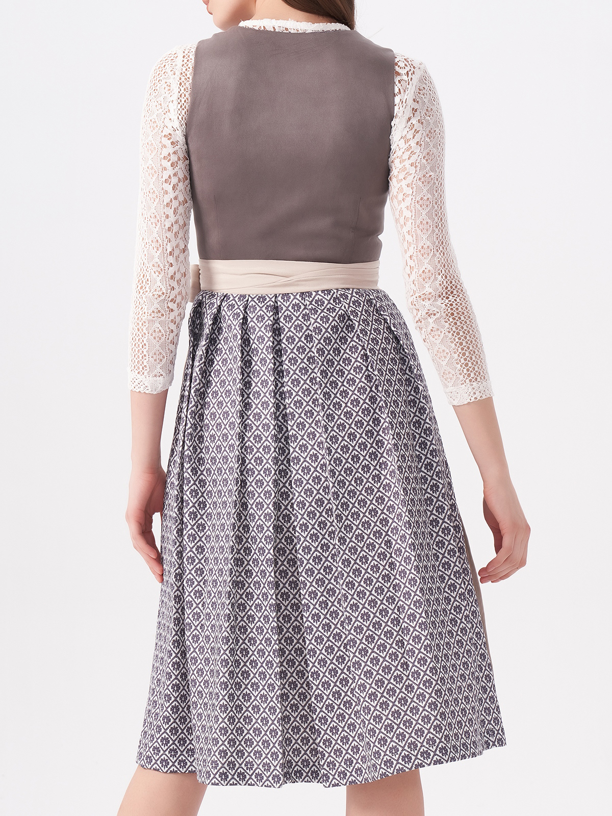 Dirndl in Grau mit Spitzenverzierung