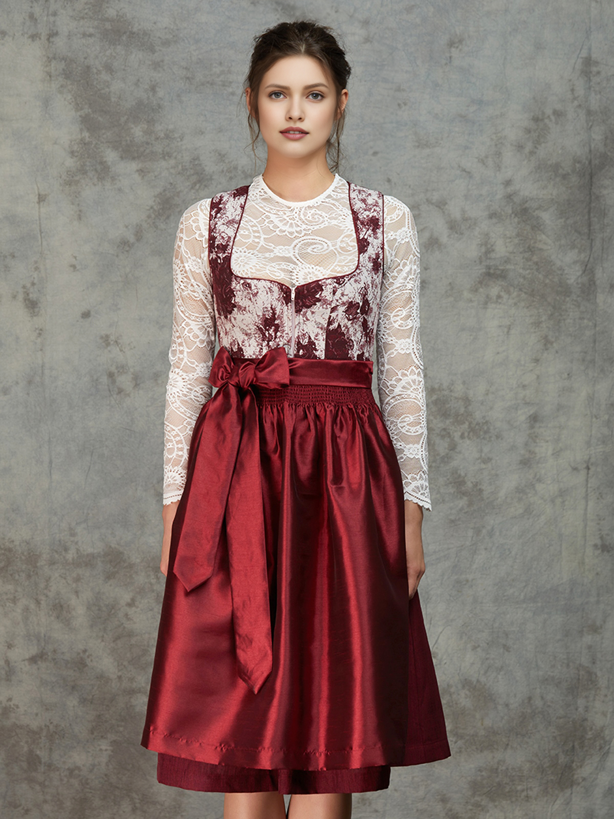 Modernes Dirndl in Rot