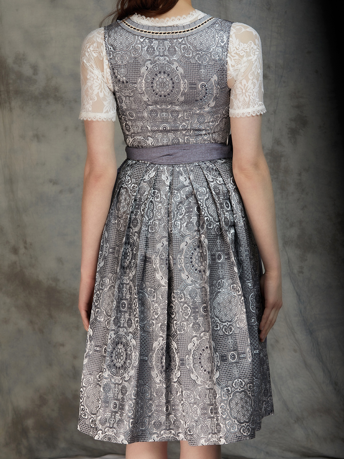 Modernes Dirndl in Brombeerfarbe